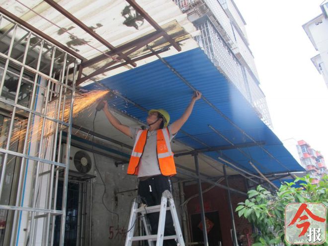 杏彩体育，潭中中路一小区多家搭建钢架棚竟称是为了防高空抛物